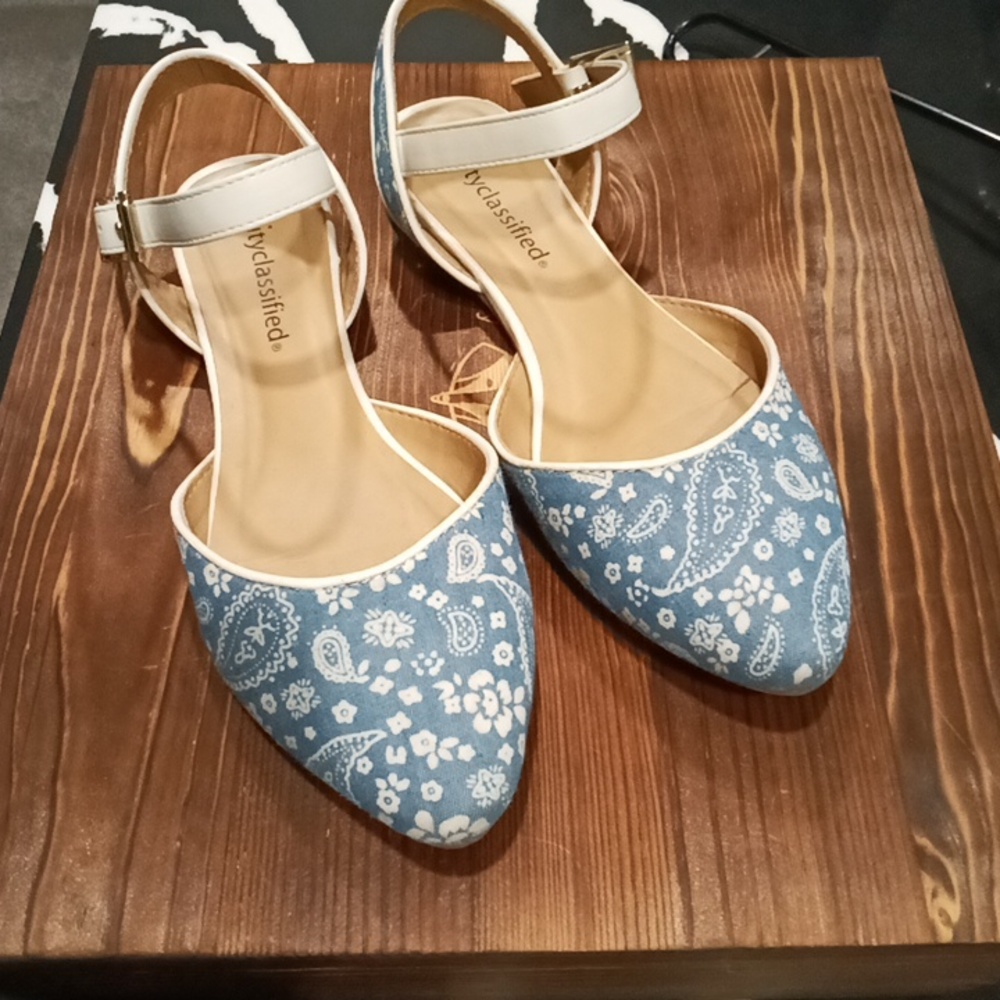 CITY CLASSIFIED Sz.6 cutest denim chambray, handkerchief motif shoes EUC